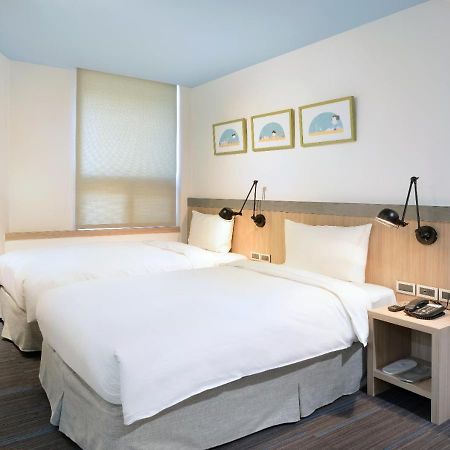 Hommie Inn Taichung Buitenkant foto