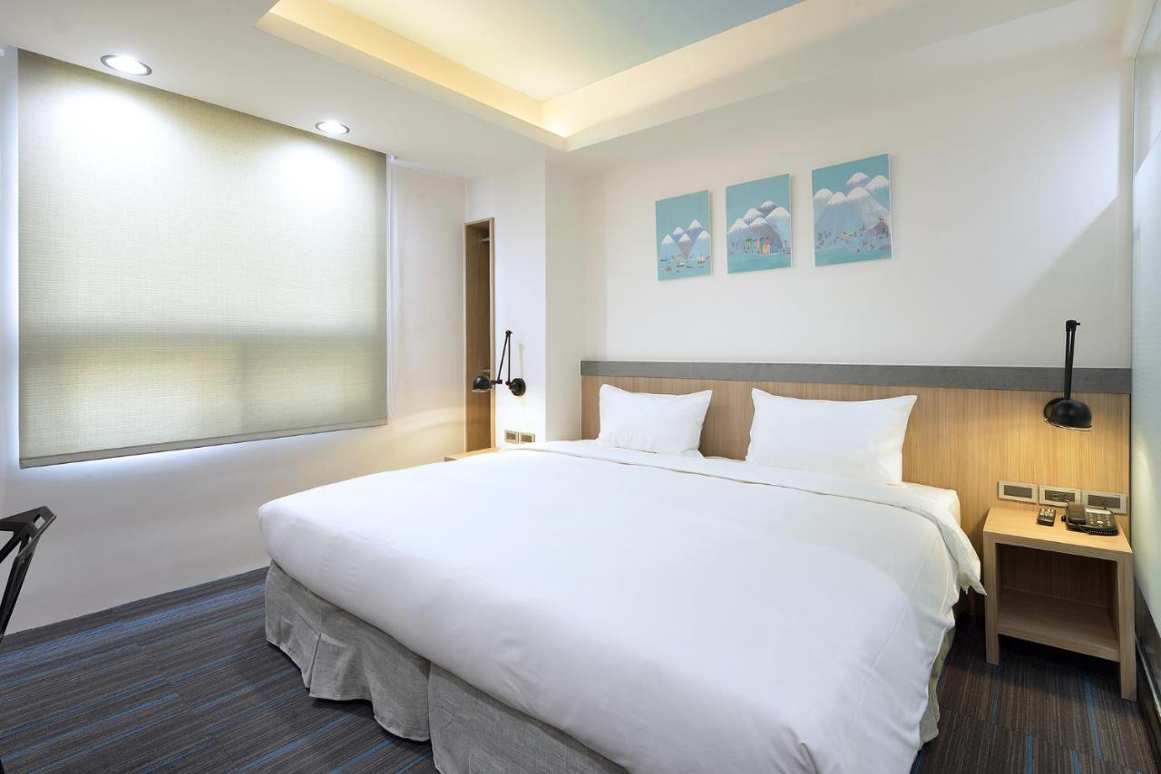 Hommie Inn Taichung Buitenkant foto