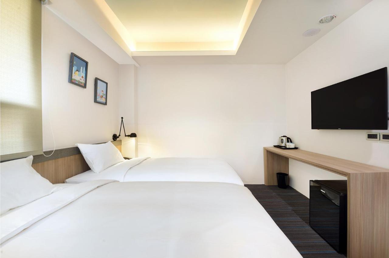 Hommie Inn Taichung Buitenkant foto