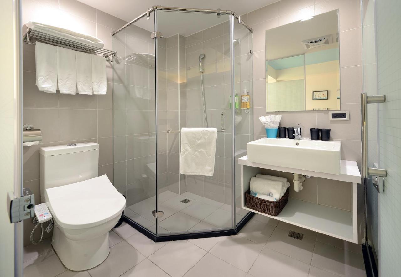 Hommie Inn Taichung Buitenkant foto