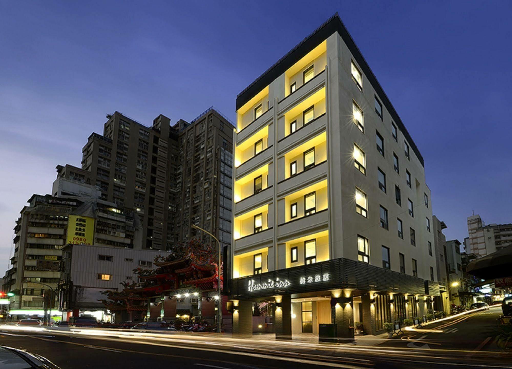Hommie Inn Taichung Buitenkant foto