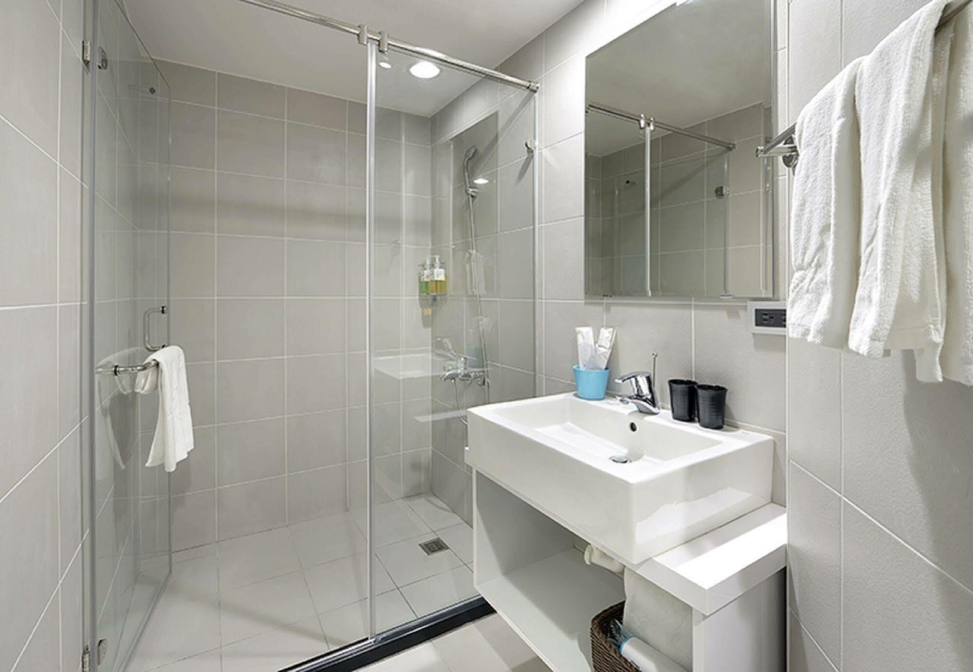 Hommie Inn Taichung Buitenkant foto