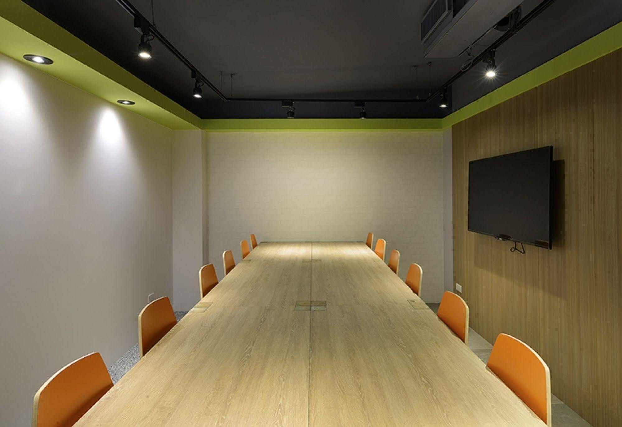 Hommie Inn Taichung Buitenkant foto