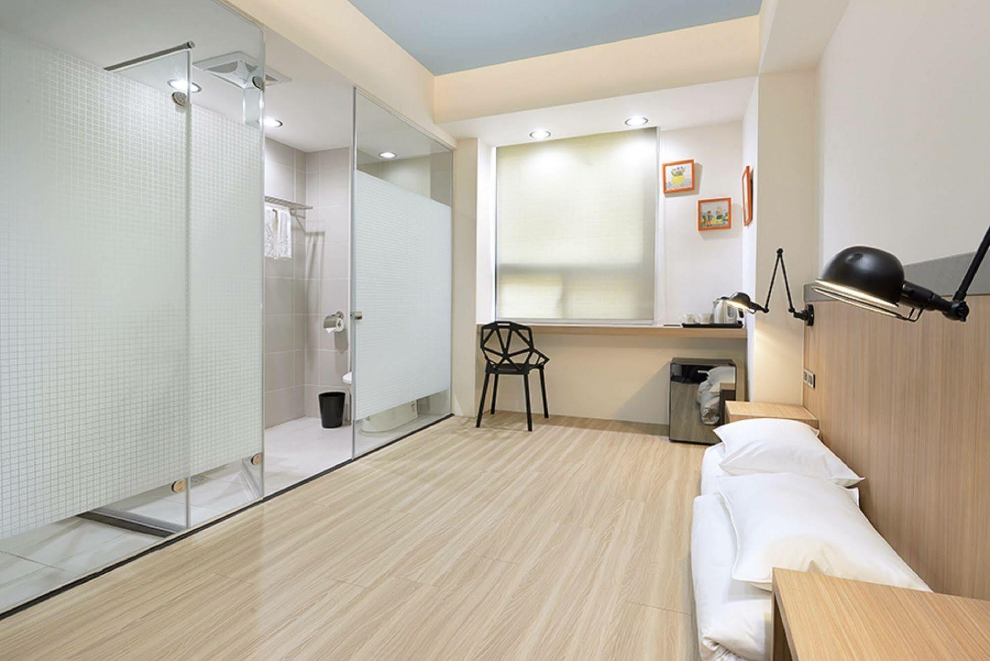 Hommie Inn Taichung Buitenkant foto