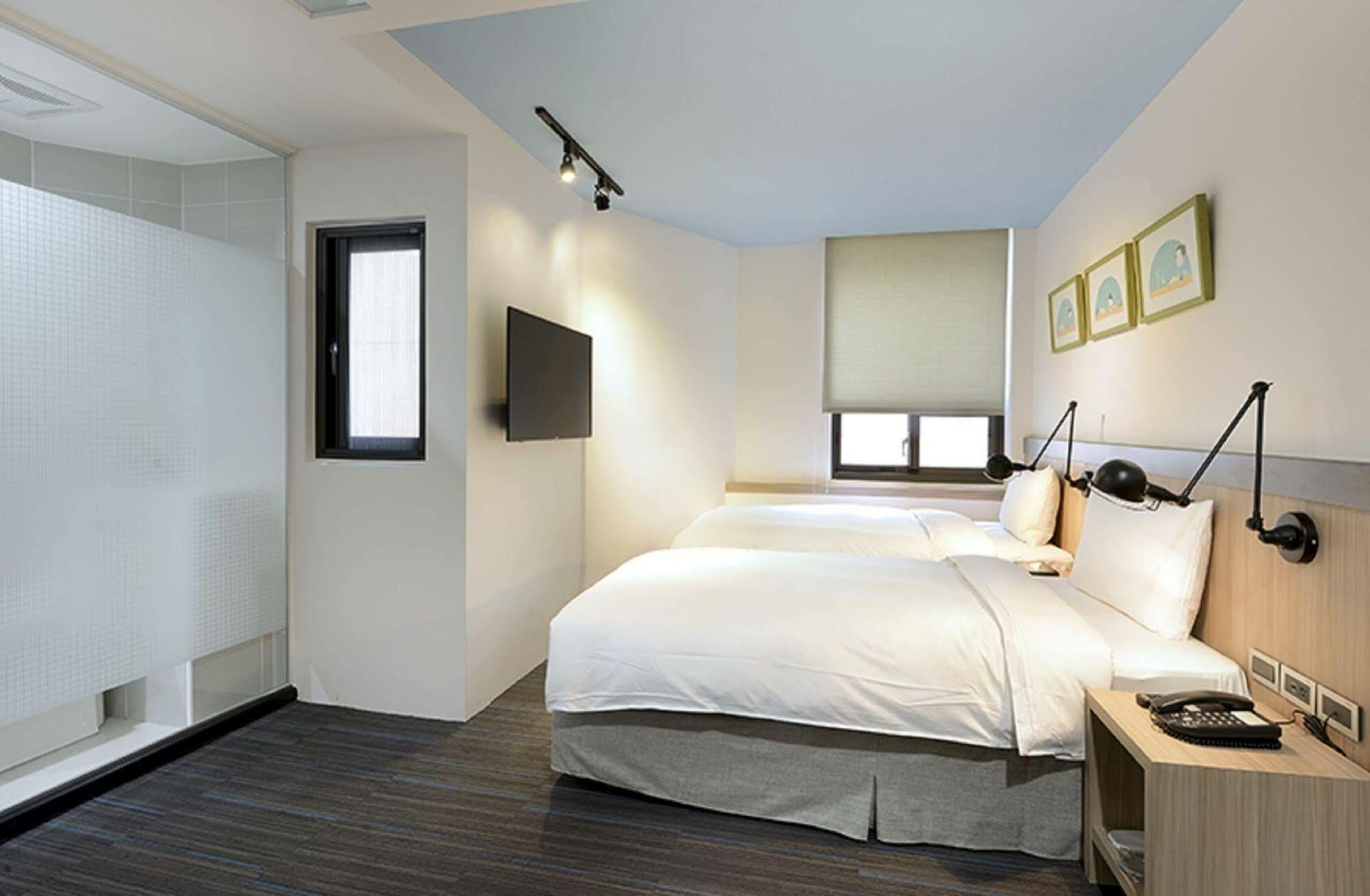 Hommie Inn Taichung Buitenkant foto